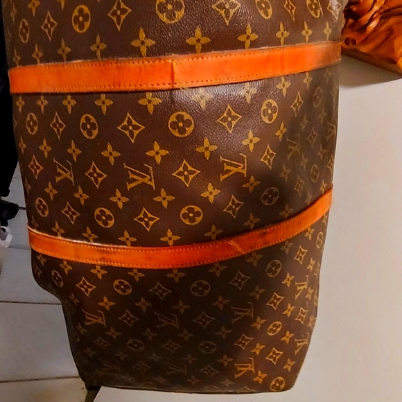 Luis Vuitton - Picture 1 of 16